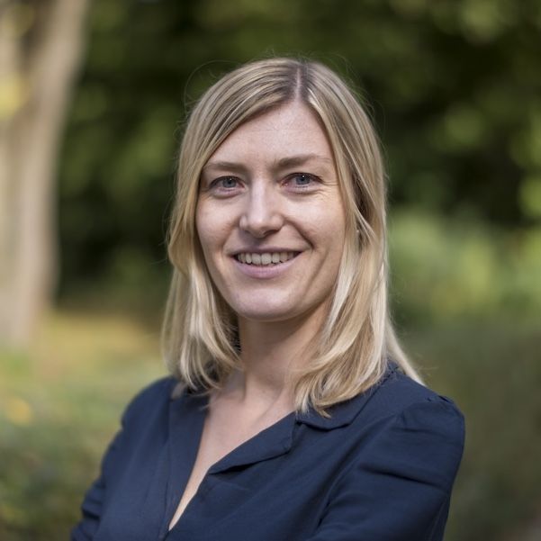 Portraitbild von Pascal Vonlanthen sitzend an einem Fluss