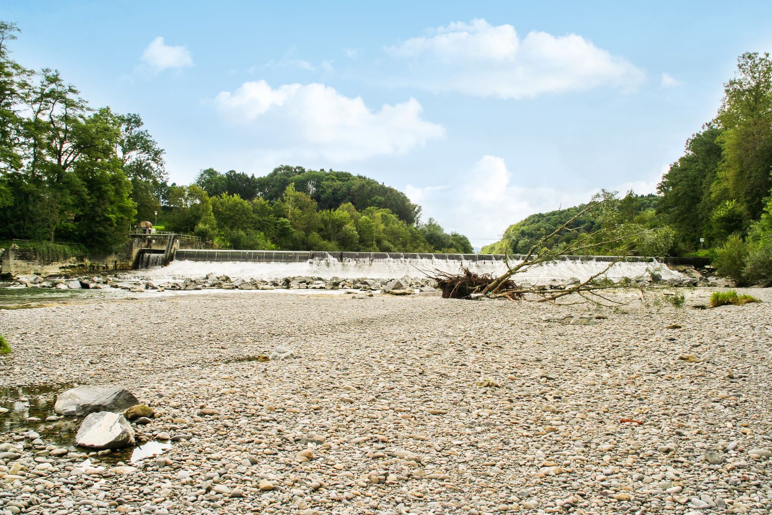 Ein ausgetrocknetes Flussbett das eindeutig zeigt: Flüsse brauchen Wasser