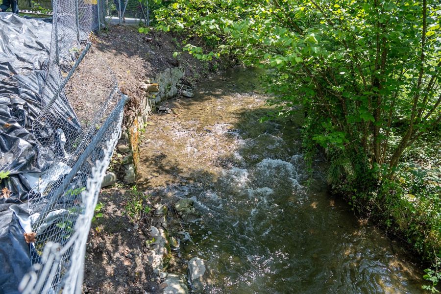 mit Mauern verbauter Haselbach